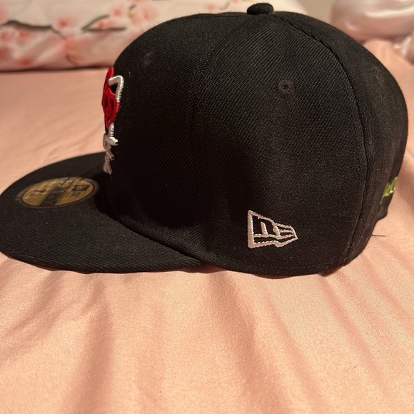 Hello Kitty x New Era 59fifty 7 1/8 Fitted Cap - Picture 2 of 5